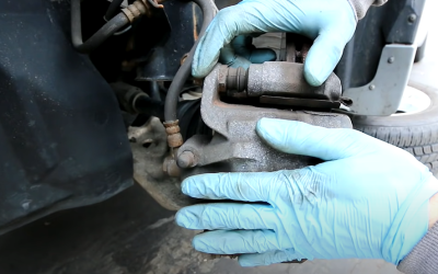 Remplacer les plaquettes de frein : Guide d’un expert en garage automobile